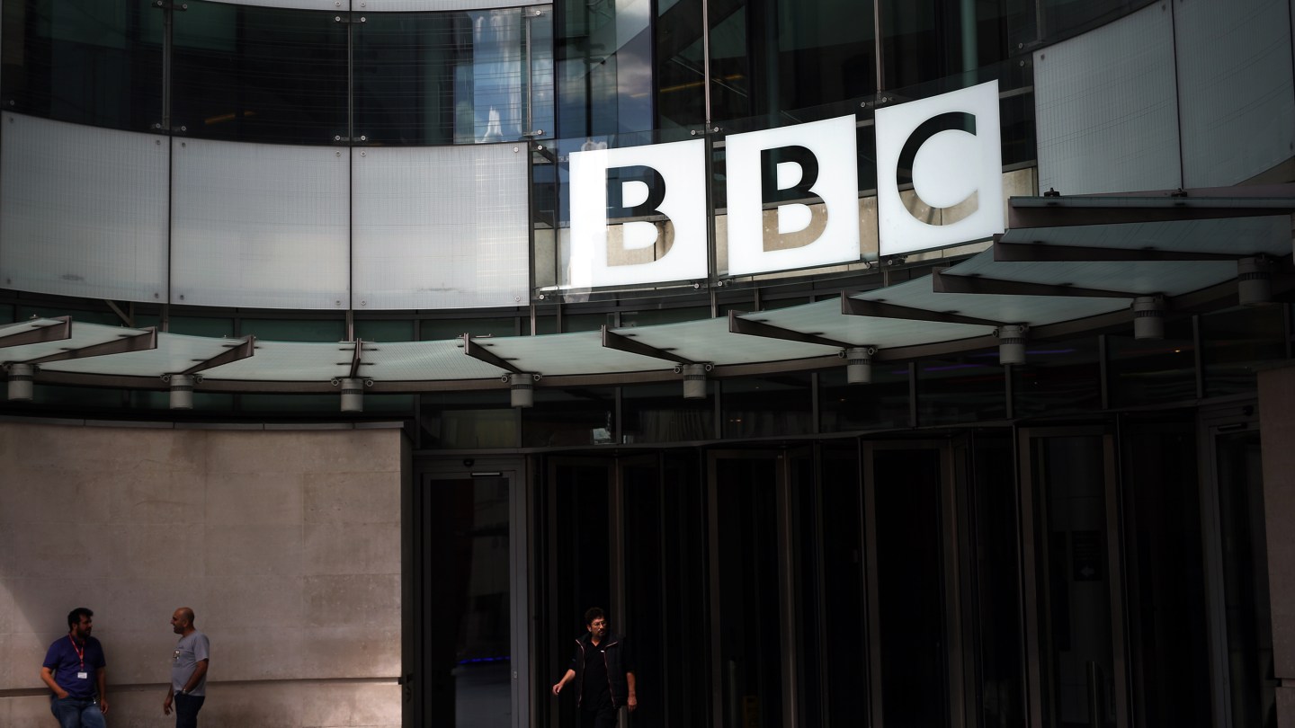 Издание BBC Charter Review выходит в связи с тем, что правительство Великобритании сосредоточено на “Укреплении доверия” и “Устойчивой финансовой основе”.