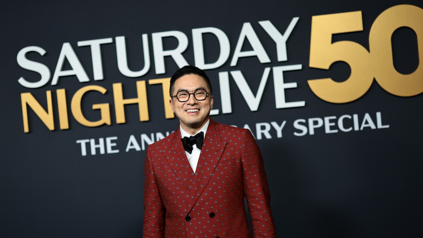 Боуэн Янг прощается с “SNL” и благодарит Ариану Гранде "за то, что она проводила меня самым замечательным образом".
