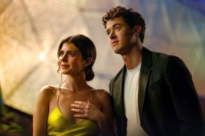 PEOPLE WE MEET ON VACATION, from left: Emily Bader, Tom Blyth, 2026. ph: Daniel Escale /© Netflix / Courtesy Everett Collection.