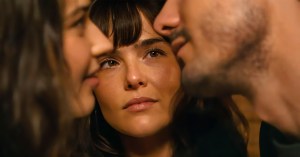 THE THREESOME, from left: Ruby Cruz, Zoey Deutch, Jonah Hauer-King, 2025. © Vertical Entertainment / courtesy Everett Collection