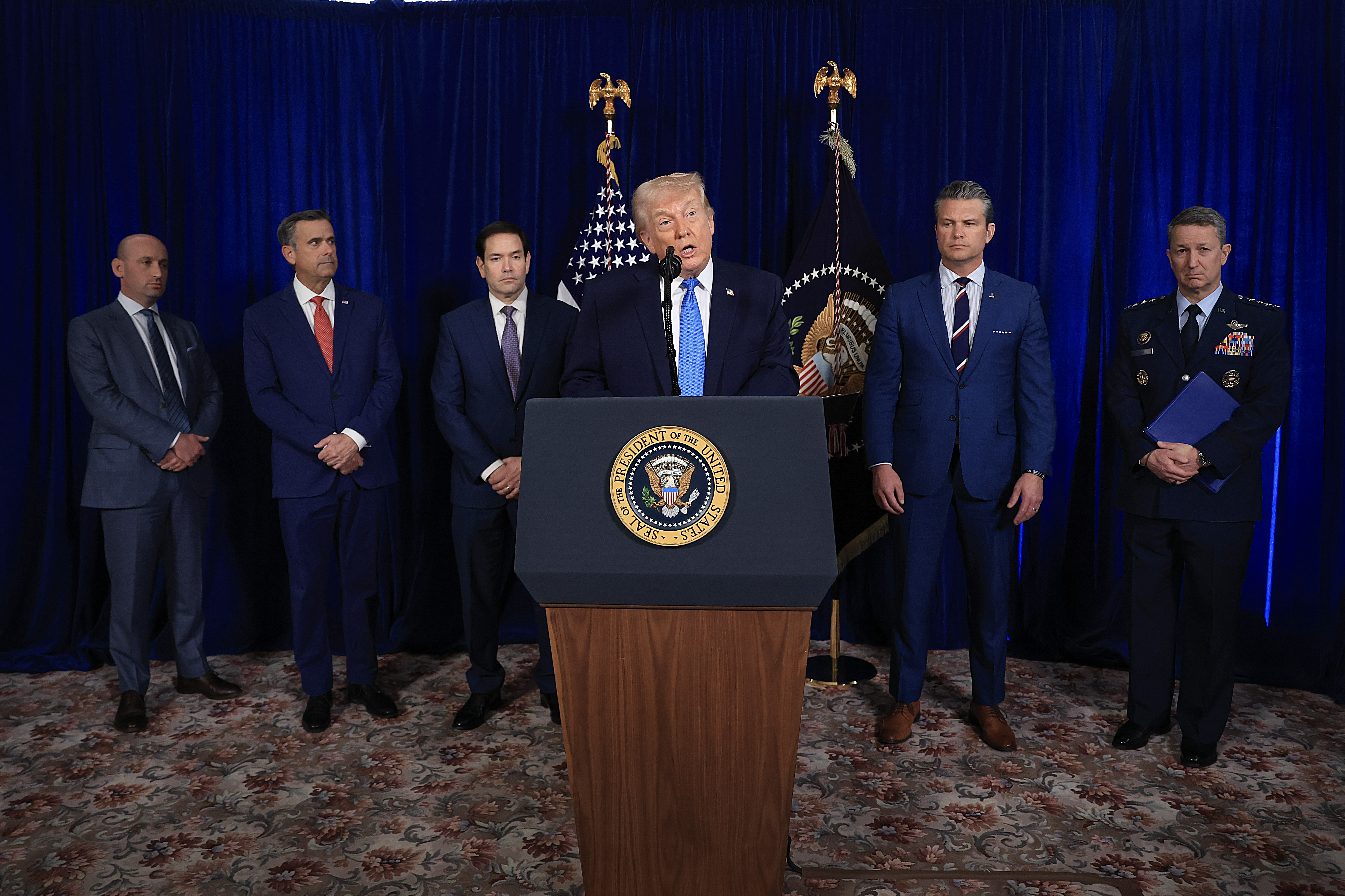 Трамп поделился фотографией Николаса Мадуро, находящегося под Стражей После Забастовки В Венесуэле, И назвал Военную операцию "Нападением, которого люди Не Видели со времен Второй мировой войны".