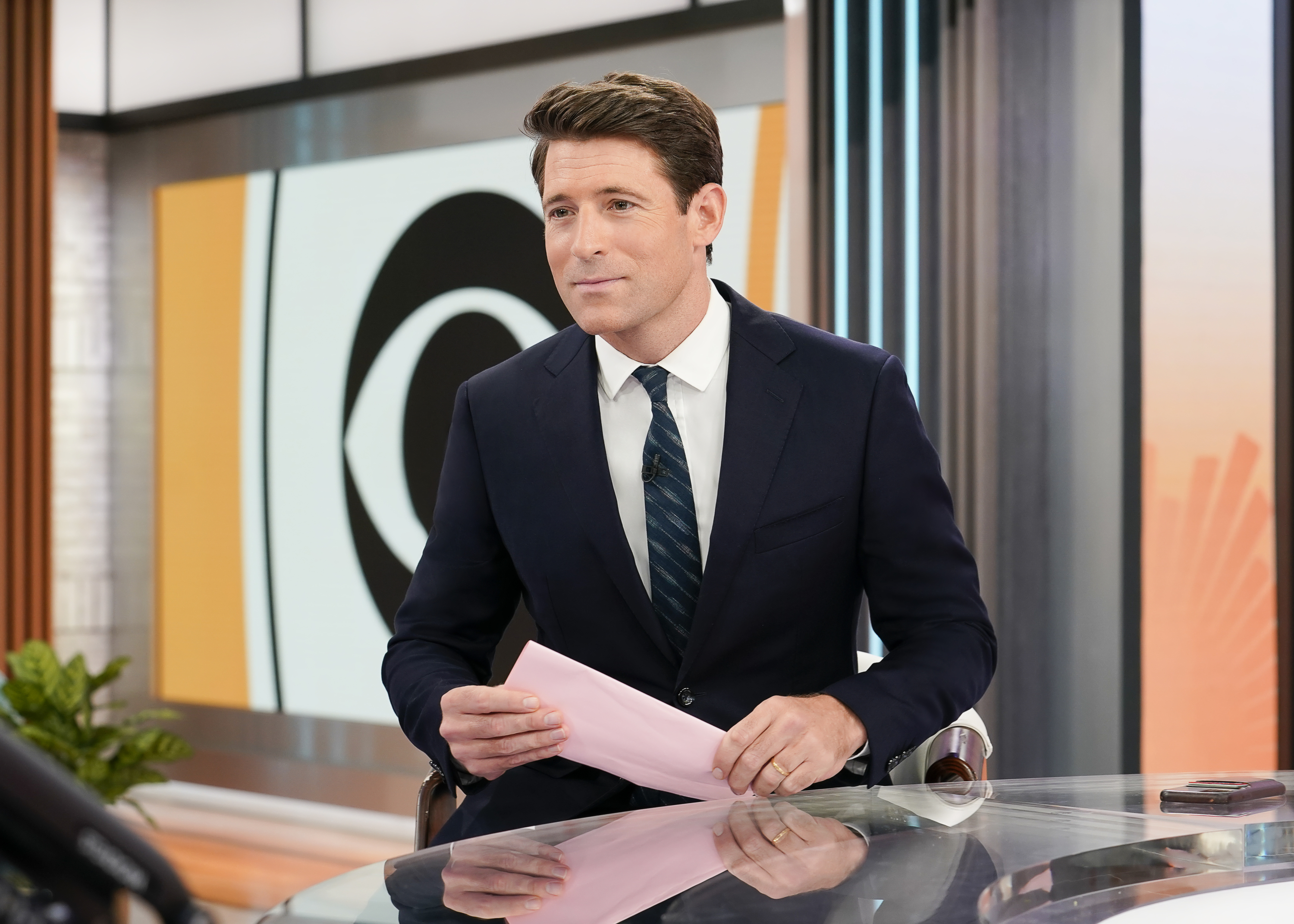 Тони Докупил начинает выпуск "Вечерних новостей CBS" с длинного интервью Пита Хегсета