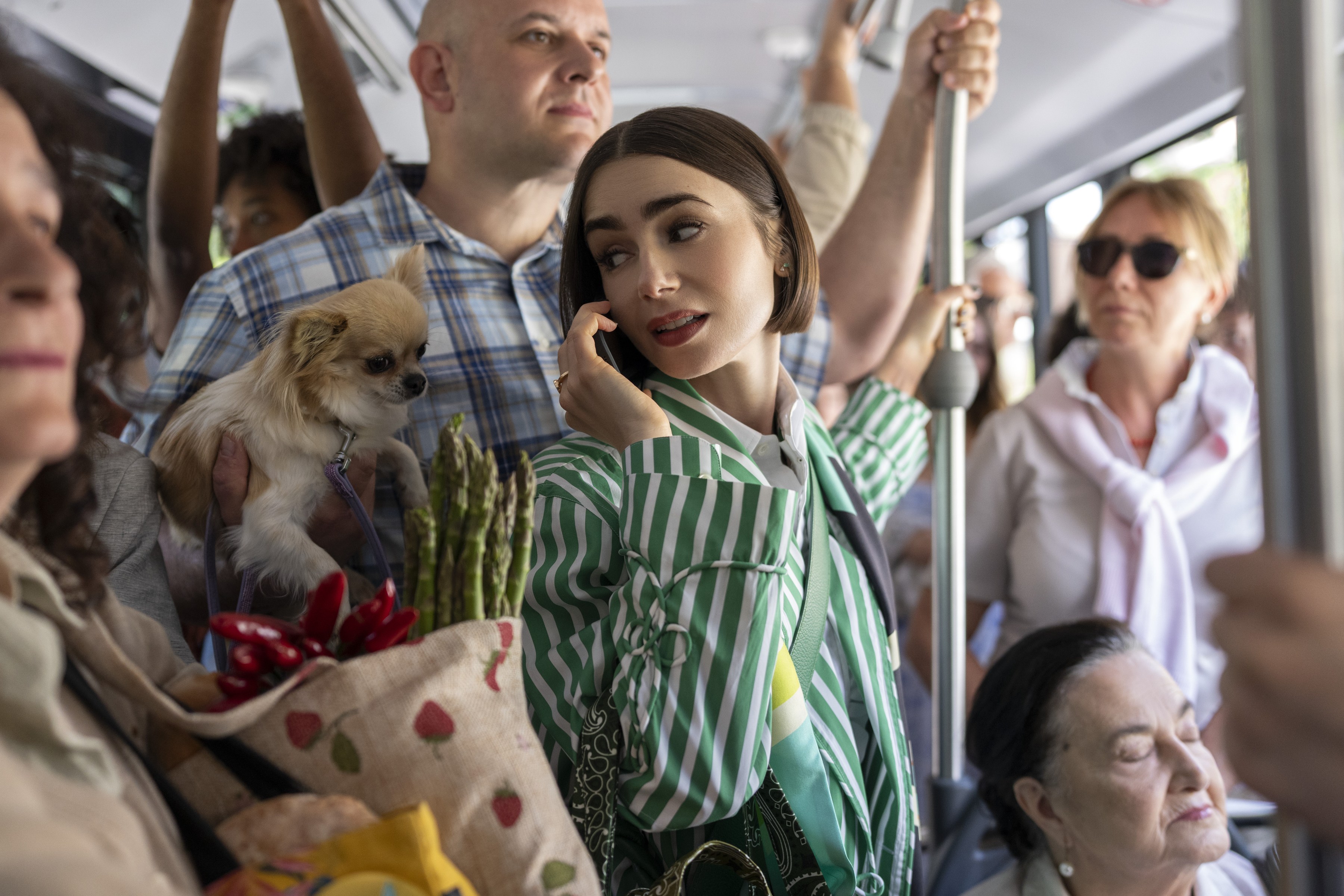 Сериал "Эмили в Париже" продлен на 6 сезон на Netflix