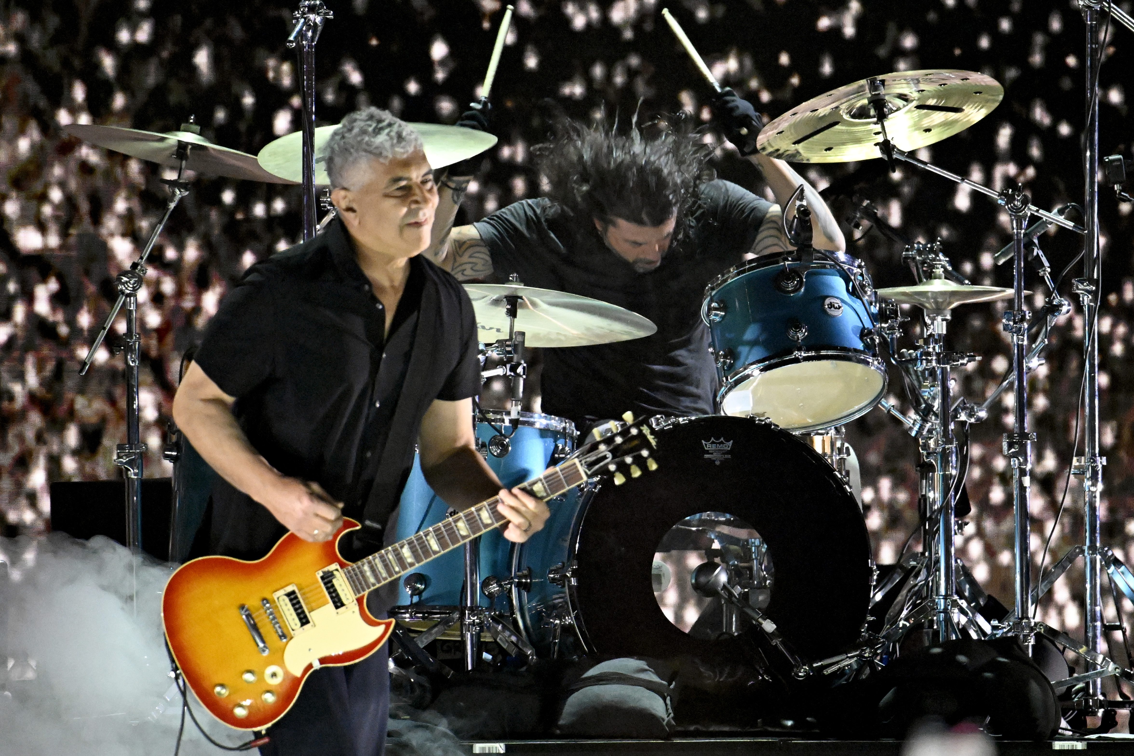 Гитарист Foo Fighters Пэт Смир пропустит гастроли из-за "Странного несчастного случая в саду’