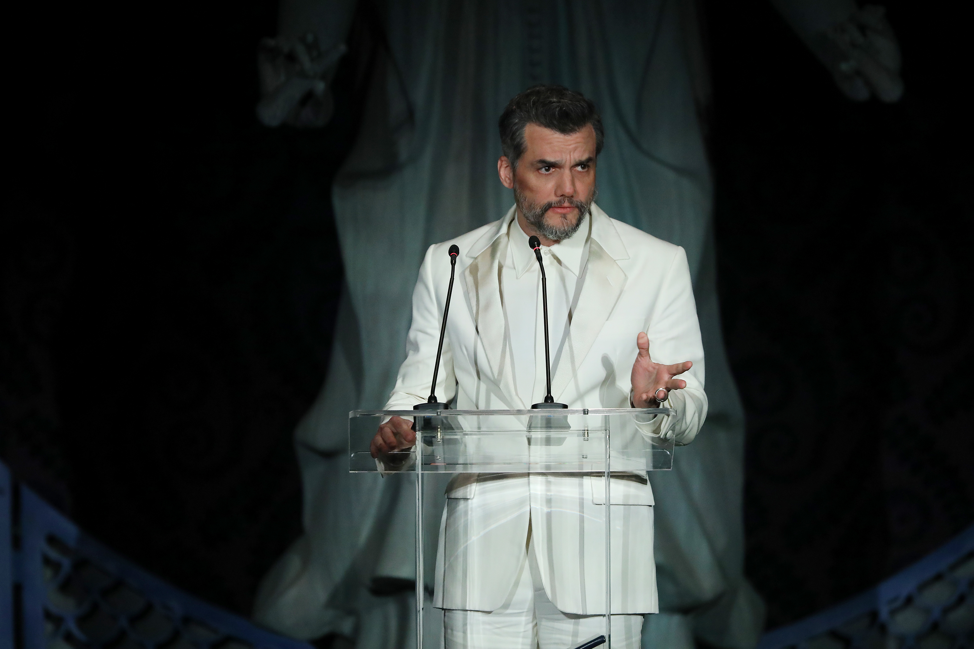 В рамках премии New York Film Critics Circle Awards: Netflix-Warner Bros. Что касается сделки, продюсер "Охотников на демонов" говорит, что они еще "Не придумали" продолжение и многое другое