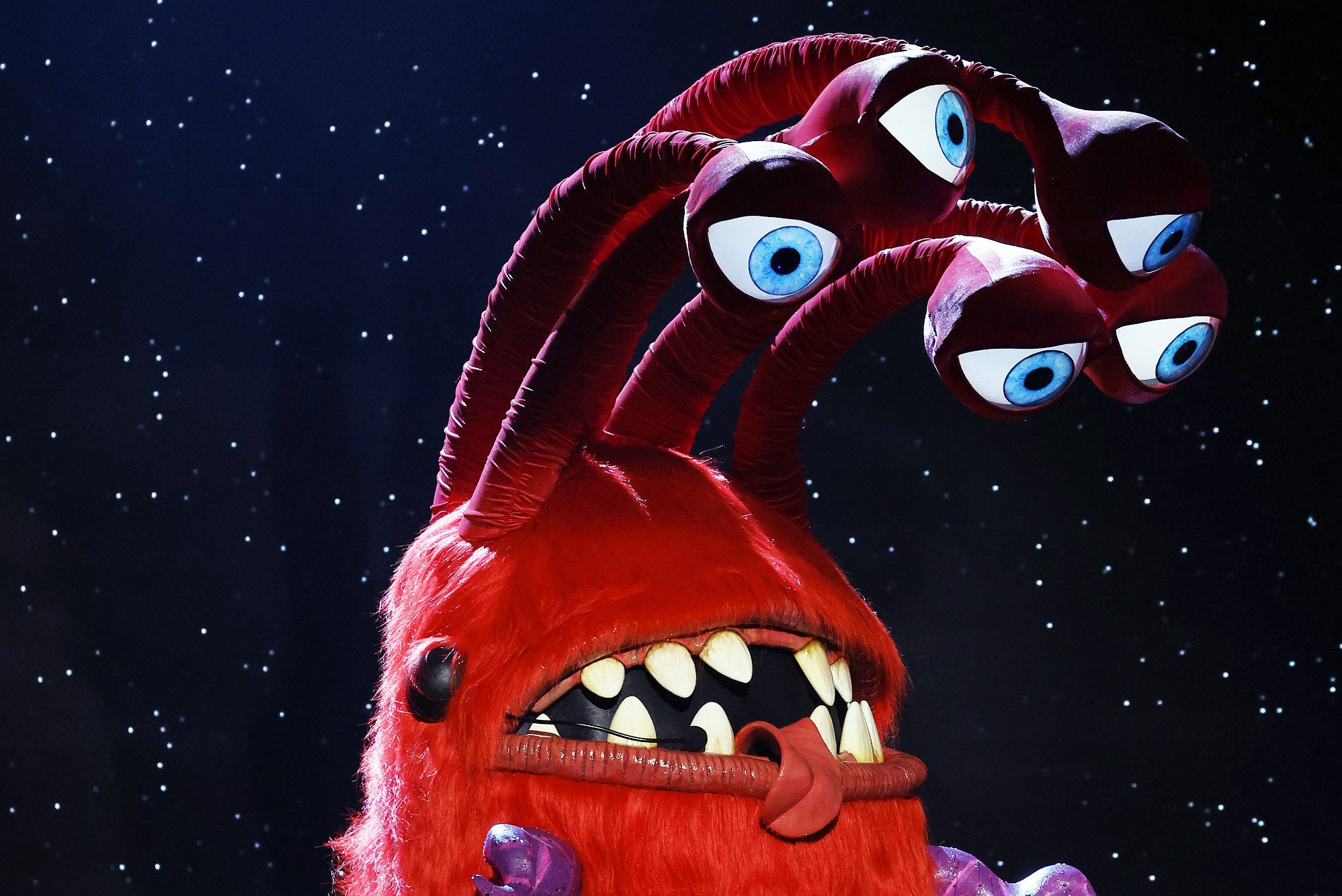 Премьера 14 сезона ‘Певца в маске’ Раскрывает личность Googly Eyes: Вот Знаменитость в костюме