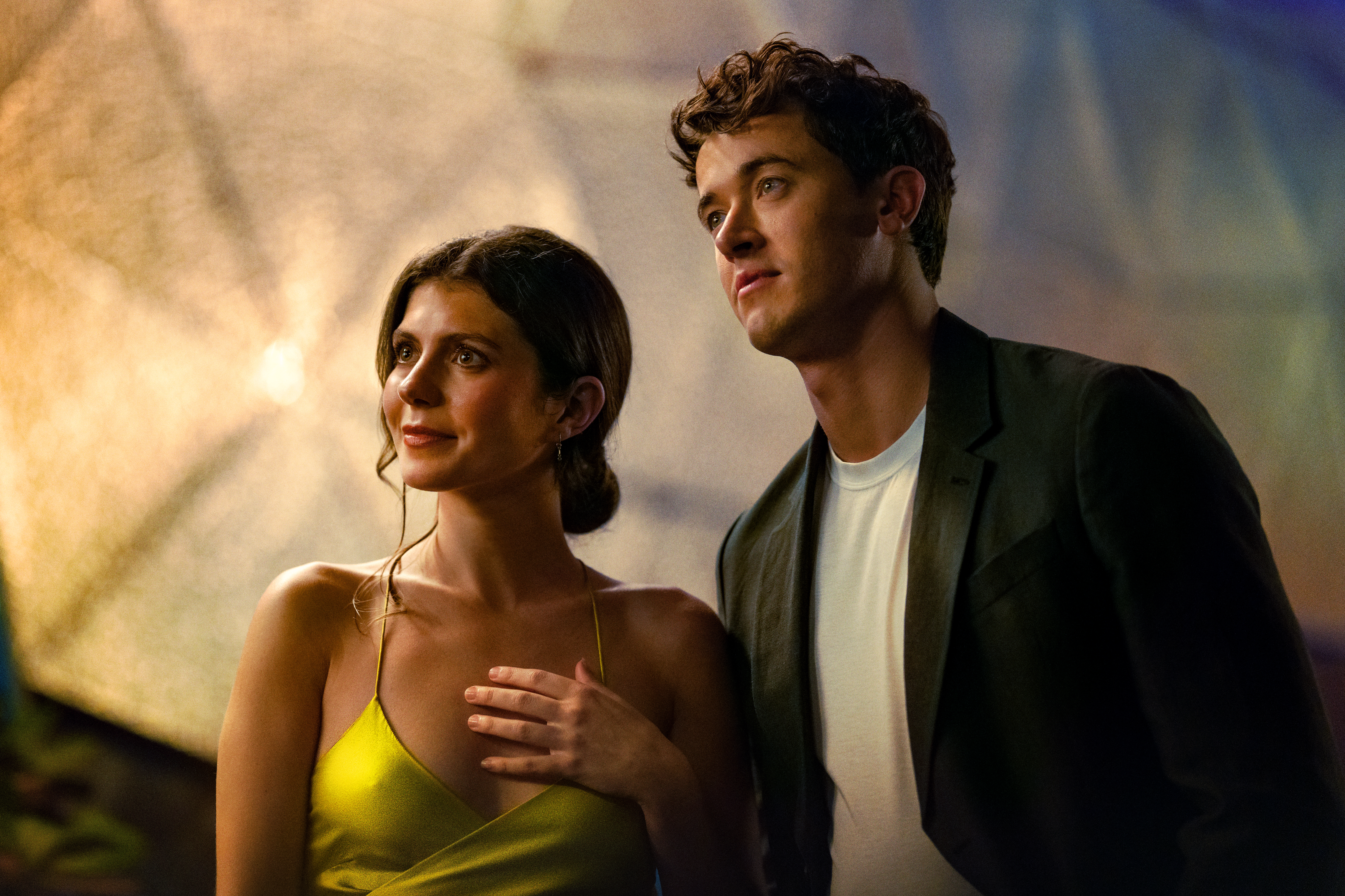 Обзор фильма "Люди, которых мы встречаем на каникулах": Нетребовательный ромком Netflix восхищается очарованием Эмили Бейдер и Тома Блита
